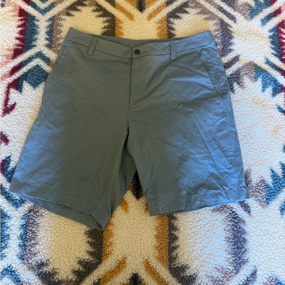 Lululemon Men’s Commission Chino Shorts Classic Fit Warpstreme 9” Size 36 Gray